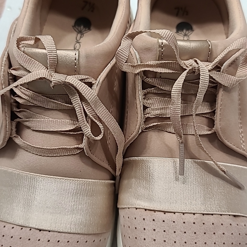 Big Buddha Women's Light Pink Sneakers Sz.7.5 - Picture 10 of 10